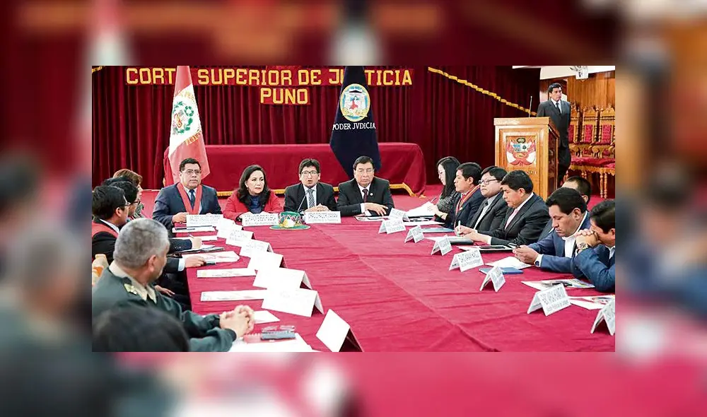 Mesa. Montenegro con autoridades de la Corte de Puno.