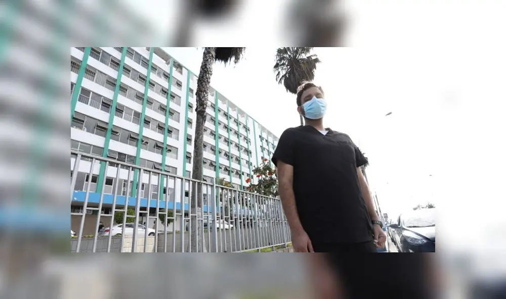 Soldado. Médico Hugo Rodríguez (28) residente de Infectología del hospital Carrión. Foto: Rodolfo Contreras. Soldado. Médico Hugo Rodríguez (28) residente de Infectología del hospital Carrión. Foto: Rodolfo Contreras.