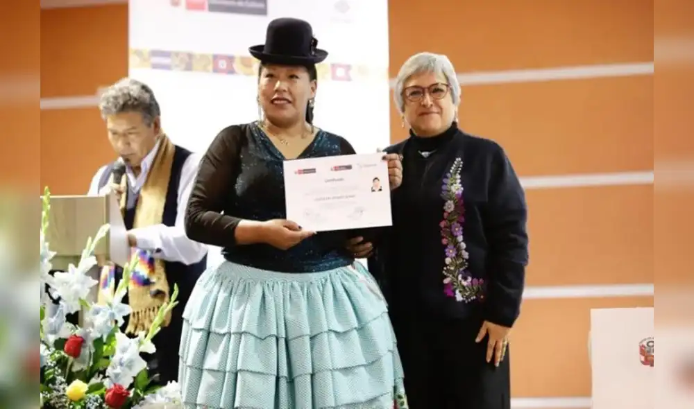 Ministra de Cultura entregó certificación a servidores. Ministra de Cultura entregó certificación a servidores.