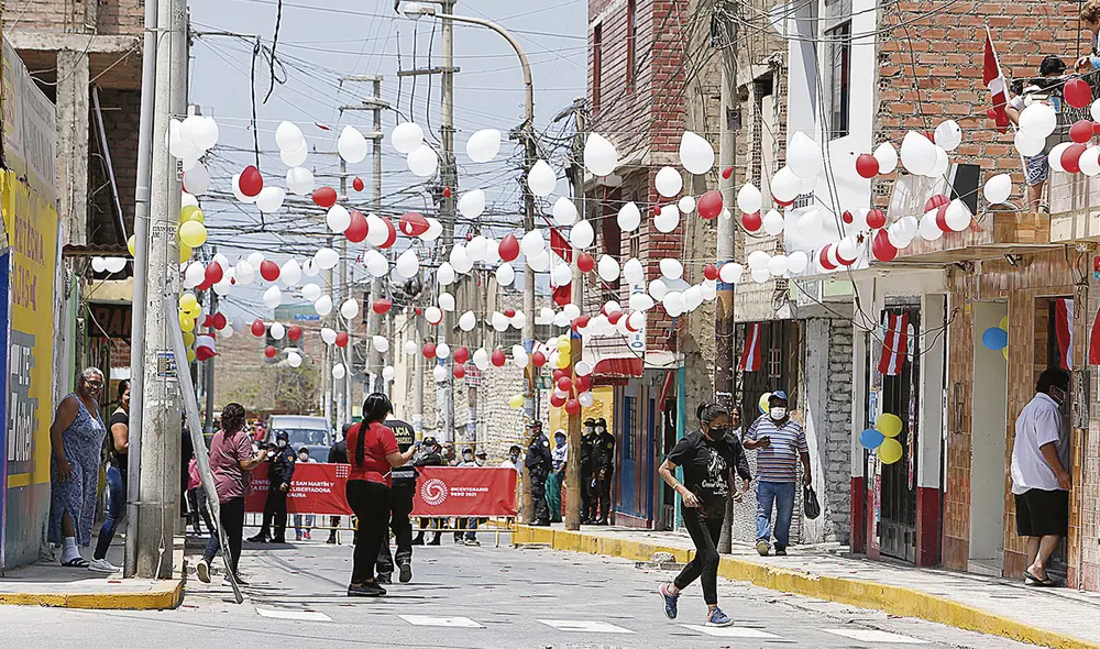 Día festivo. El entusiasmo llevó a los ciudadanos a embanderar las casas y adornar las principales calles. Para los nacidos en Huaura, ya empezó la celebración del Bicentenario. Foto: Marco Cotrina/La República