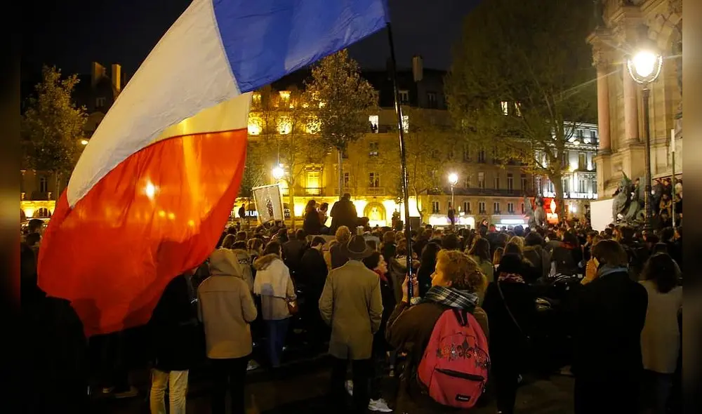 Oraciones, cantos y velas por Notre Dame: la vigilia de los parisinos y turistas [FOTOS]