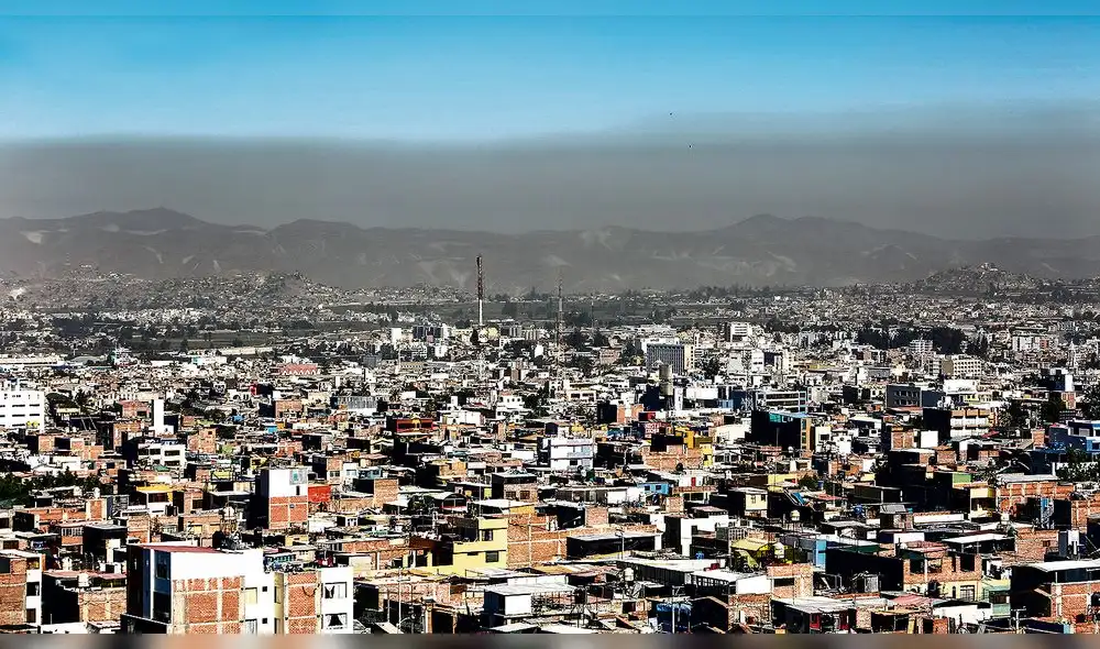 Una vista desde miraflores. Así luce el cielo de Arequipa, una capa negruzca y azulina. Son los humos de los carros. Una vista desde miraflores. Así luce el cielo de Arequipa, una capa negruzca y azulina. Son los humos de los carros.