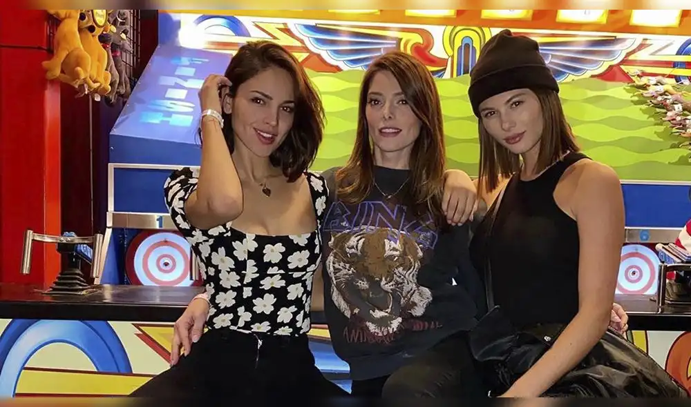 Las actrices celebraron el 2020 junto a un grupo de amigos.