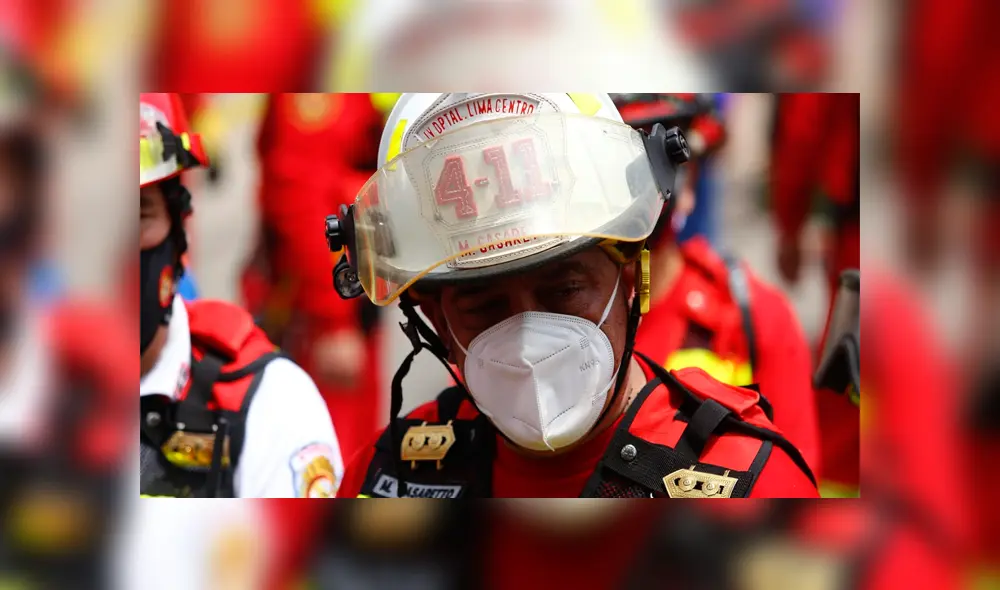 Tras más de 48 horas, Bomberos hallaron el cuerpo del obrero sepultado en Cercado de Lima. Créditos: Flavio Matos / La República.