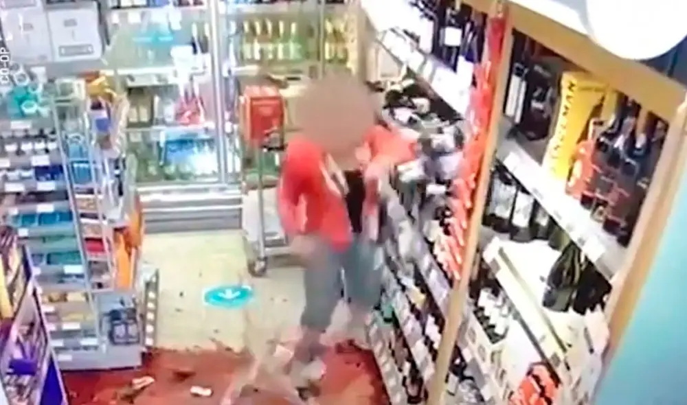 La mujer en un arranque de furia destrozó decenas de vinos luego que le exigieron respeto a las normas contra la COVID-19. Foto: Captura / RT