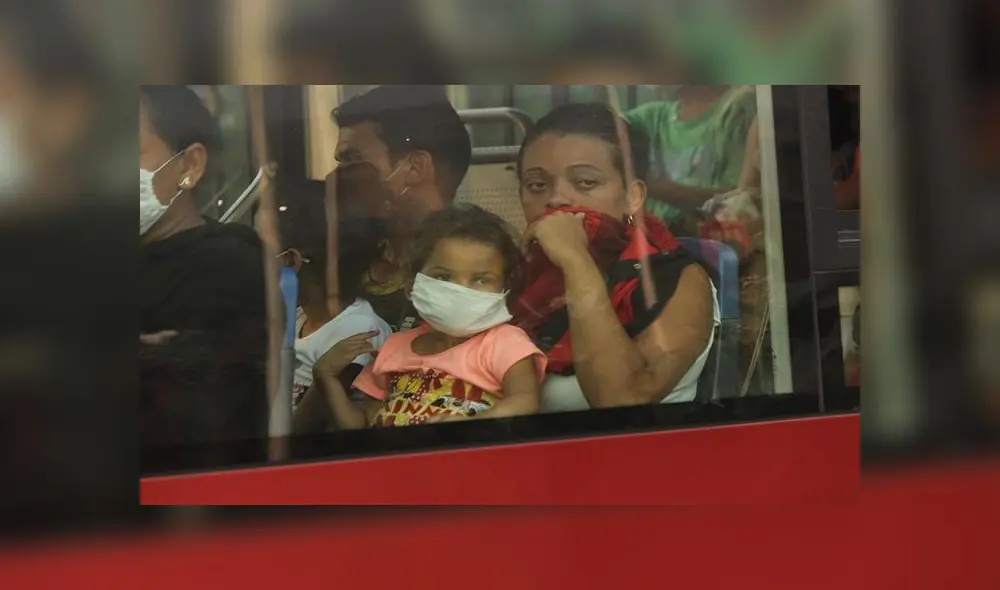 Una mujer y su hija observan desde la ventana de un autobús mientras son llevadas con un grupo de venezolanos de regreso a su casa luego de cumplir con la cuarentena en la frontera con Colombia. Foto: EFE Una mujer y su hija observan desde la ventana de un autobús mientras son llevadas con un grupo de venezolanos de regreso a su casa luego de cumplir con la cuarentena en la frontera con Colombia. Foto: EFE