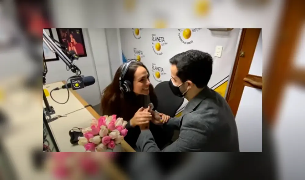 Desliza las imágenes para apreciar la romántica pedida de matrimonio que le hicieron a una locutora. Fotos: Radio Planeta.