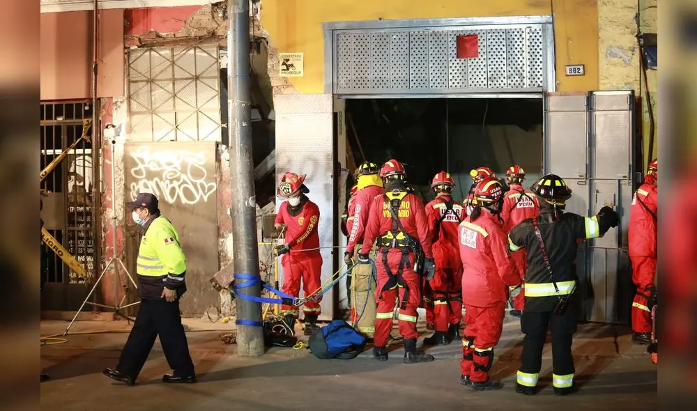 Bomberos intentan rescatar a albañil atrapado en derrumbe desde el día sábado / Fotos: John Reyes