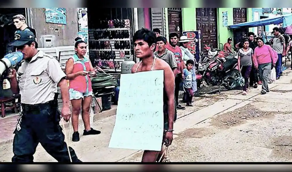 Pobladores capturan a delincuente y lo obligan a caminar semidesnudo . Pobladores capturan a delincuente y lo obligan a caminar semidesnudo .