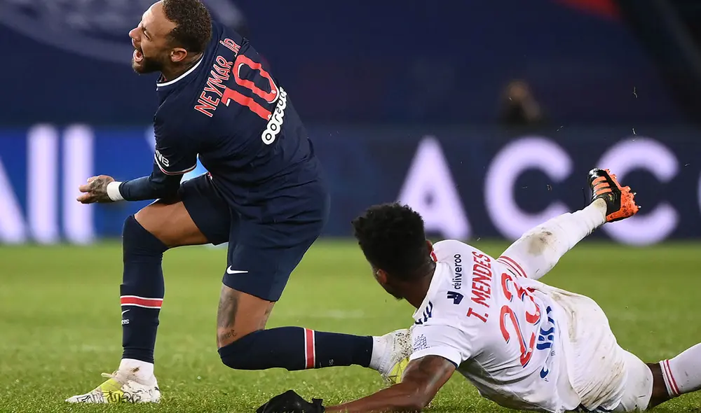 Neymar recibió una fuerte entrada de su compatriota Thiago Mendes al final del partido durante la derrota del PSG contra el Lyon (1-0). Foto: AFP