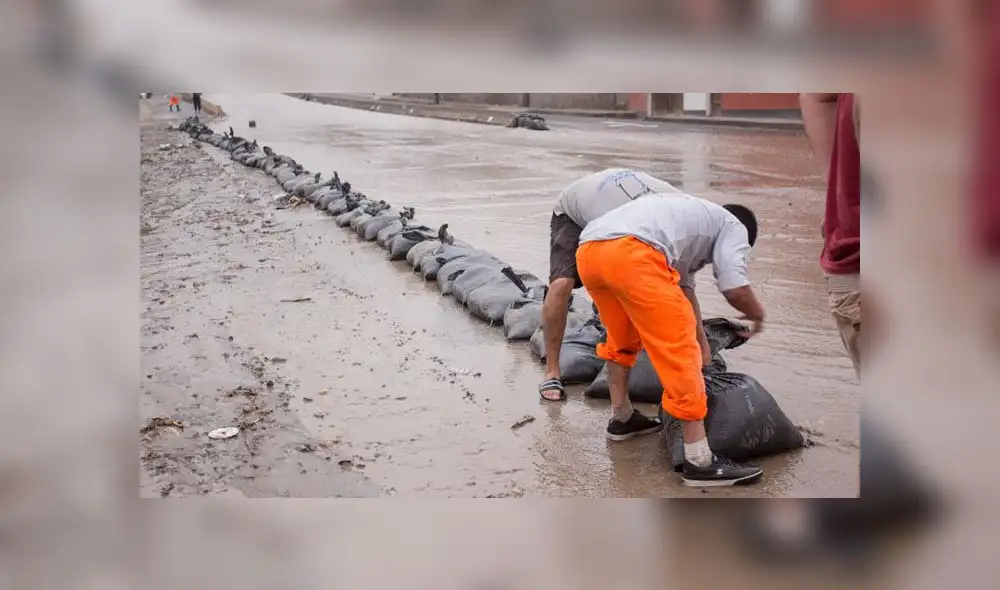 Vecinos tuvieron que colocar sacos para evitar que sus viviendas sean afectadas.. (Créditos: Kensso Merino)