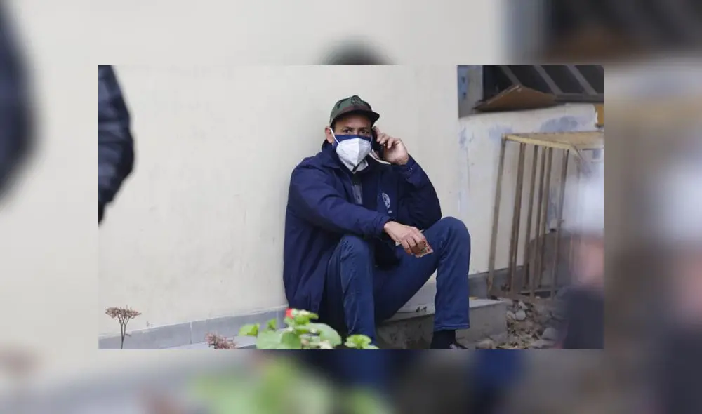 Personas esperan a los exteriores del Centro Materno Infantil del Rímac. Créditos: Flavio Matos / La República.