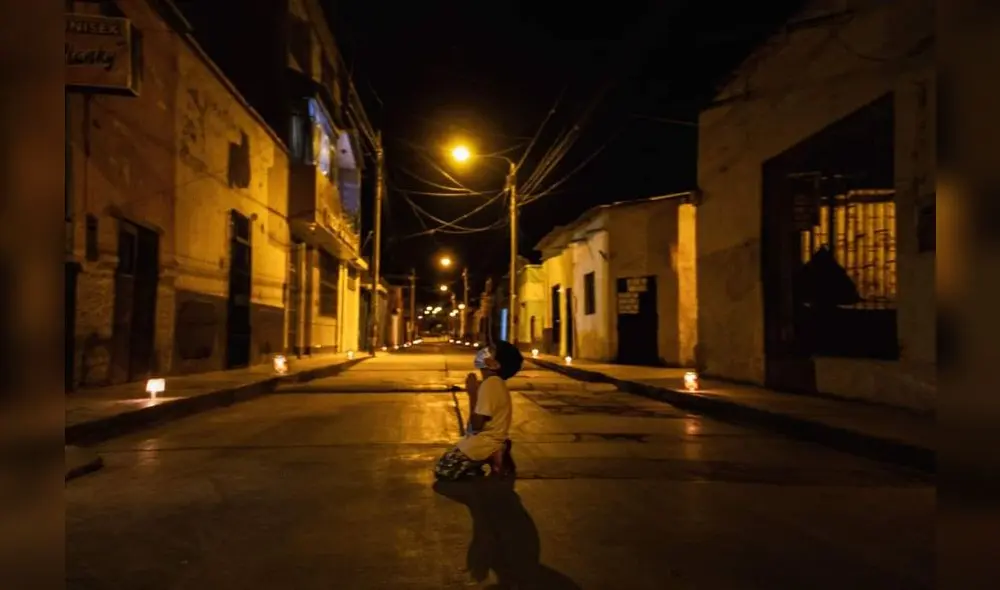 Captan a niño rezando en las calles para acabar con el coronavirus en La Libertad Captan a niño rezando en las calles para acabar con el coronavirus en La Libertad