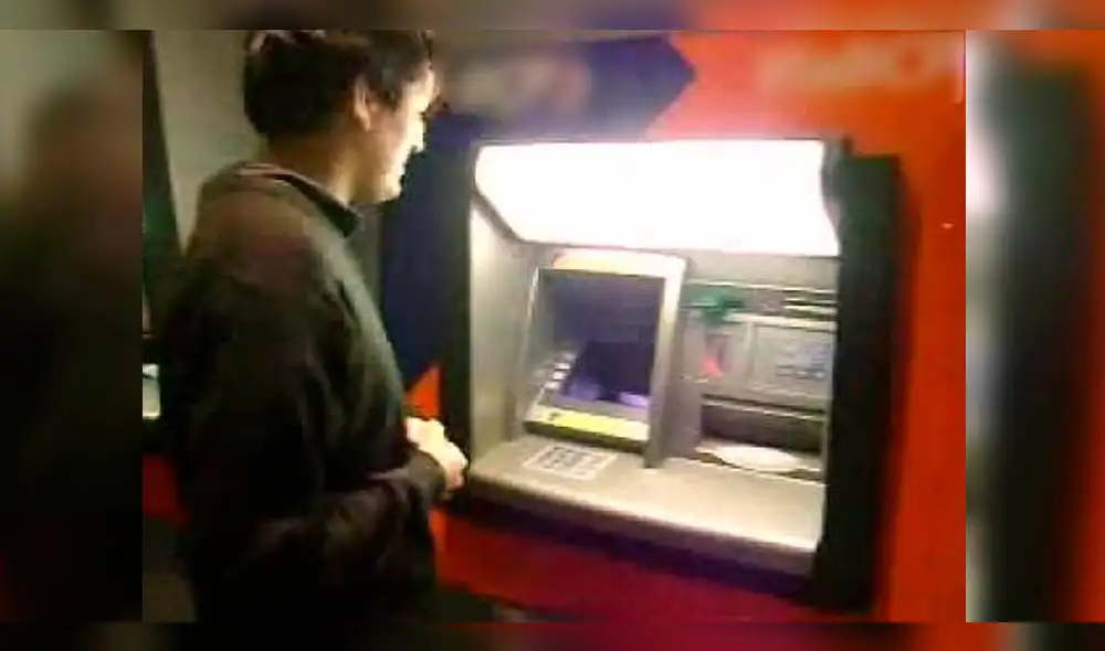 Delincuentes roban S/ 14 mil tras cambiazo de tarjeta en cajero. Delincuentes roban S/ 14 mil tras cambiazo de tarjeta en cajero.