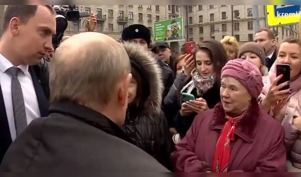 Mujer increpa en la calle a Putin por el bajo nivel de vida en Rusia. Foto: Captura.