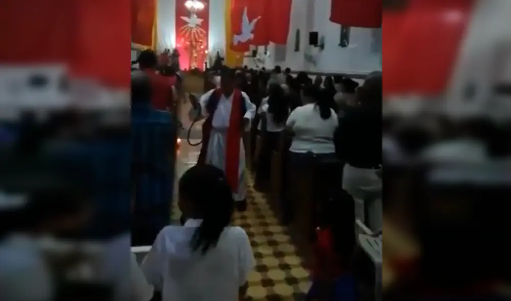 Facebook viral: sacerdote causa furor con insólita técnica para echar agua bendita Facebook viral: sacerdote causa furor con insólita técnica para echar agua bendita