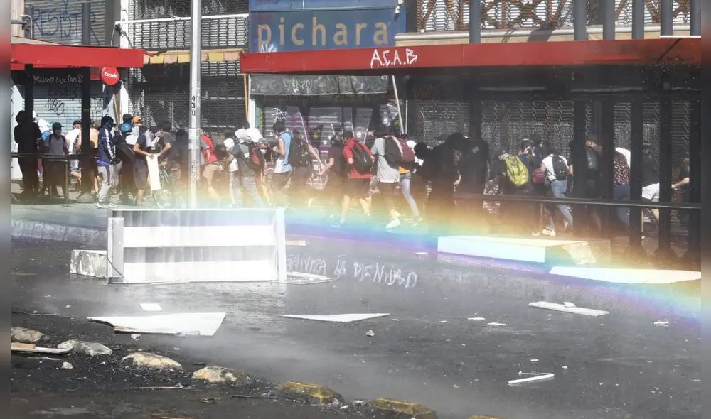 El estallido social altera la rutina de los chilenos. Foto: Jorge Cerdan.