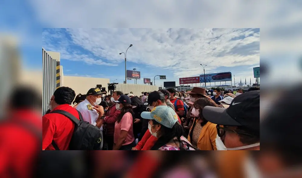 Pasajeros varados en el Aeropuerto Jorge Chávez. Créditos: URPI-GLR. Pasajeros varados en el Aeropuerto Jorge Chávez. Créditos: URPI-GLR.