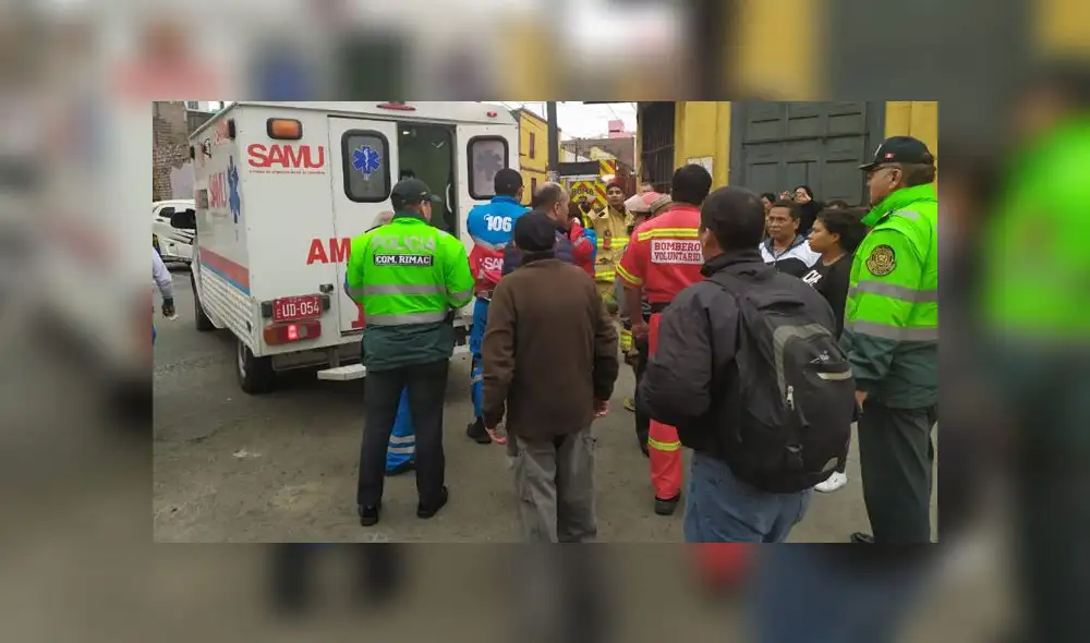 Compañía de bomberos acudieron al lugar para atender a la víctimas, quienes luego fueron llevadas a una clínica. (Foto: Christian Moreno / La República)