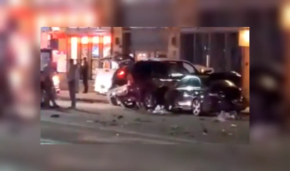 Conductor que iba a excesiva velocidad impacta contra varios vehículos y mata a padre e hijo [VIDEO]