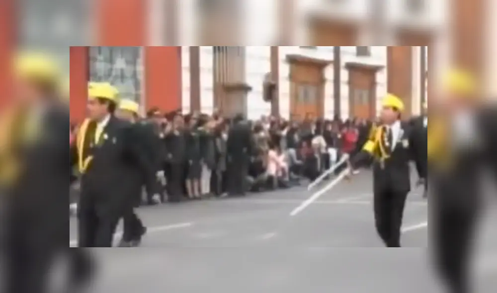 Un chico que participaba en un desfile tuvo un peculiar percance que generó que miles rían a carcajadas.