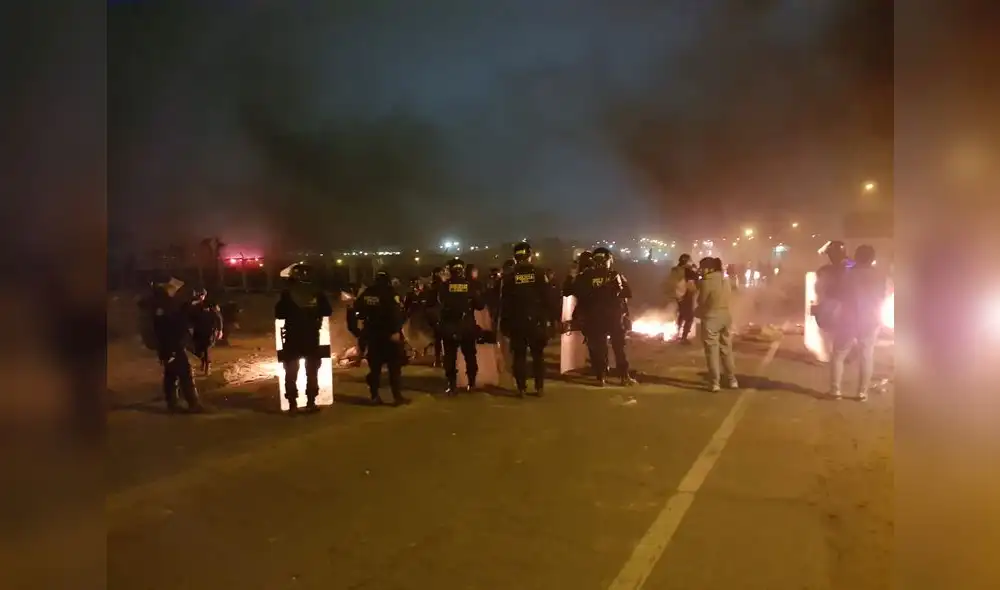 Agentes de la Policía Nacional liberaron importante vía en Arequipa. Foto: Wilder Pari/URPI