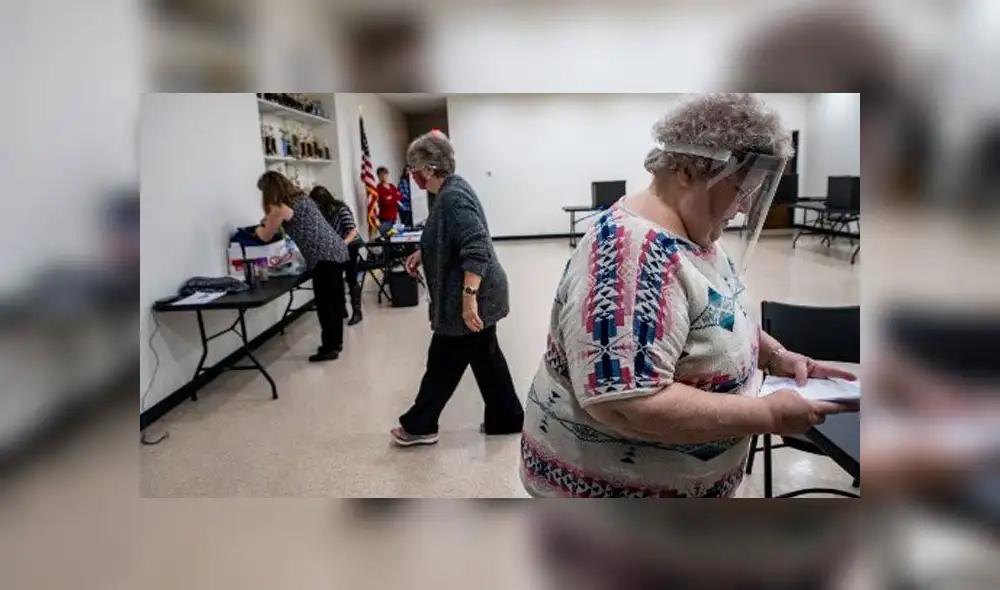 Una trabajadora de 71 años se prepara para que comience la votación anticipada en Parkersburg, Virginia Occidental, Estados Unidos. Foto: AFP Una trabajadora de 71 años se prepara para que comience la votación anticipada en Parkersburg, Virginia Occidental, Estados Unidos. Foto: AFP