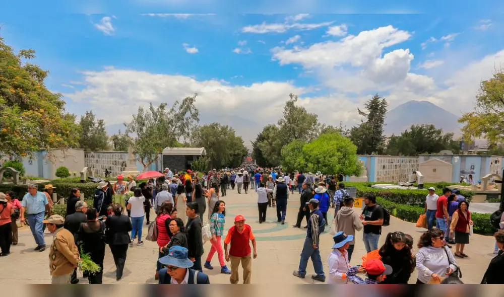 Música y oración en el Día de Todos los Santos en Arequipa. Fotógrafo: Oswald Charca. Música y oración en el Día de Todos los Santos en Arequipa. Fotógrafo: Oswald Charca.