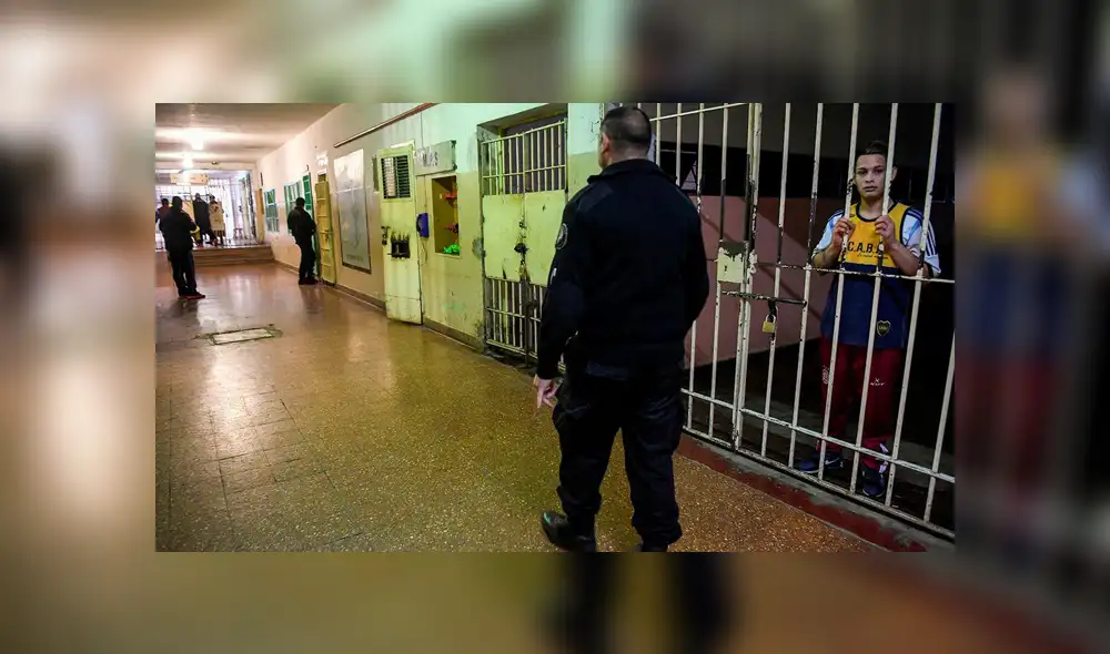 Policías y reclusos trabajan en una cámara de desinfección para impedir la propagación del coronavirus en las prisiones. Foto: AFP