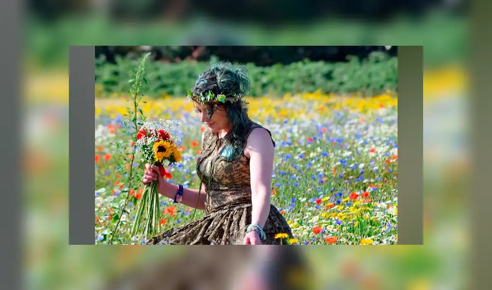 Kate Cunningham celebró su primer aniversario de bodas tras casarse con un árbol para protegerlo de ser talado. Foto: Twitter Kate Cunningham celebró su primer aniversario de bodas tras casarse con un árbol para protegerlo de ser talado. Foto: Twitter