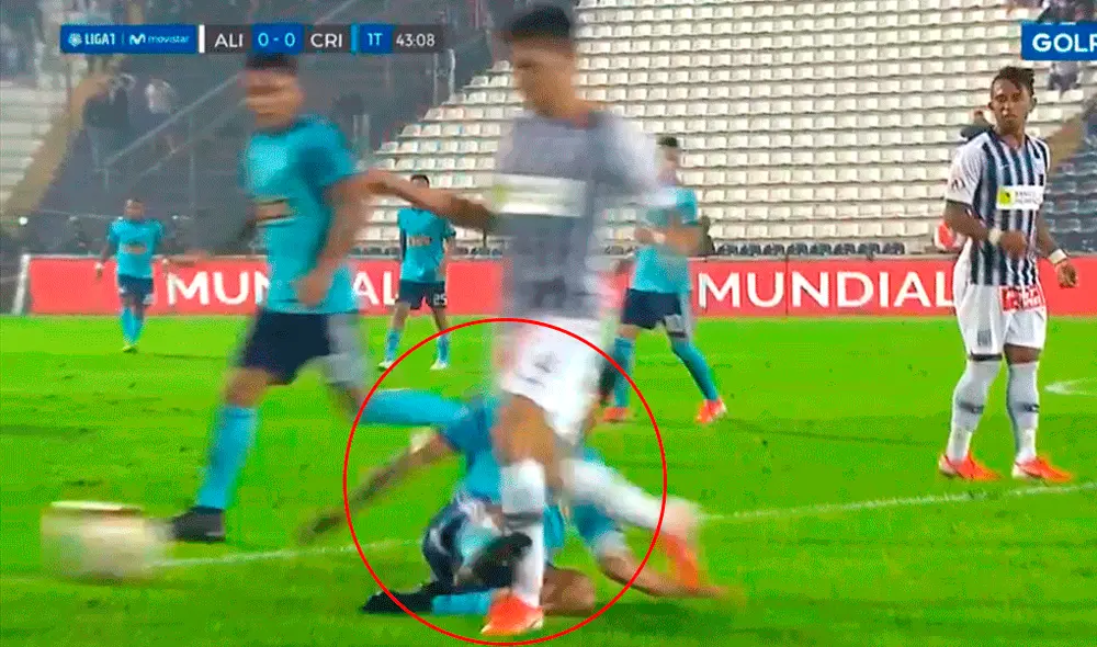 El volante central Jorge Cazulo se ganó la amarilla por una dura entrada sobre Rossel en el primer tiempo del partido por la Liga 1.