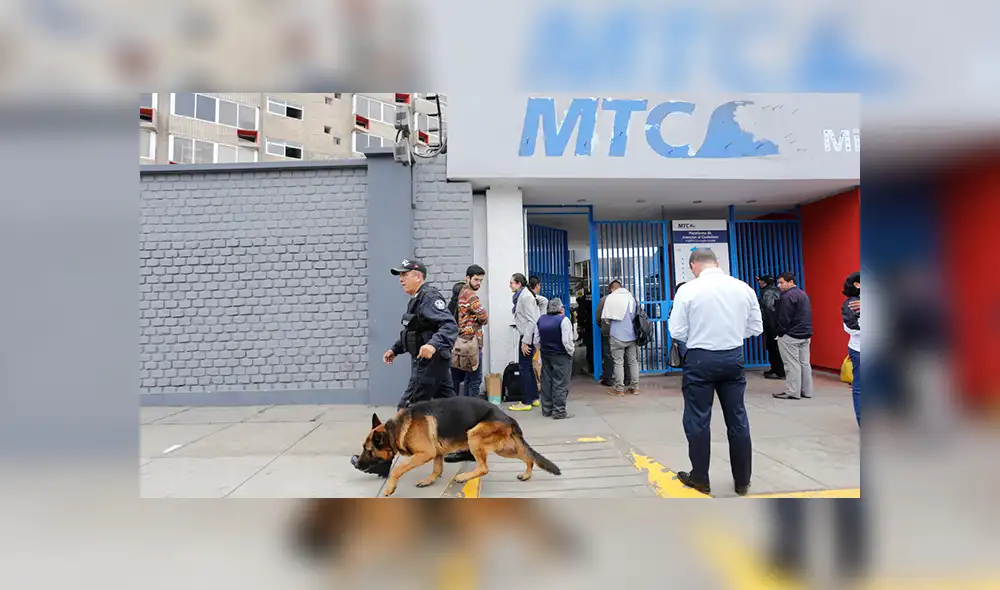 Hombre llevaba aparato que le dictaría respuestas para obtener su brevete