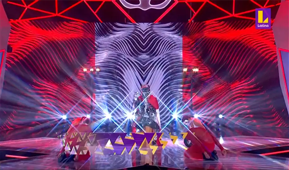 Sobre un cajón peruano, "Espejo" engalanó la noche con los colores patrios. (Foto: Captura Latina)