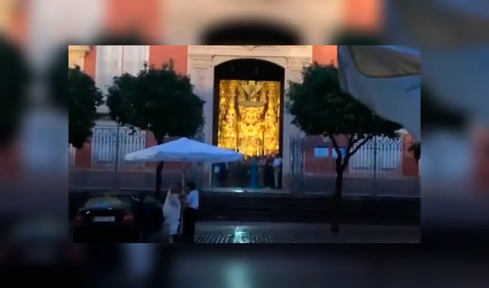 Los meseros se ganaron los aplausos de todos tras sacar de apuros a la novia, quien no podía entrar a la iglesia. Los meseros se ganaron los aplausos de todos tras sacar de apuros a la novia, quien no podía entrar a la iglesia.