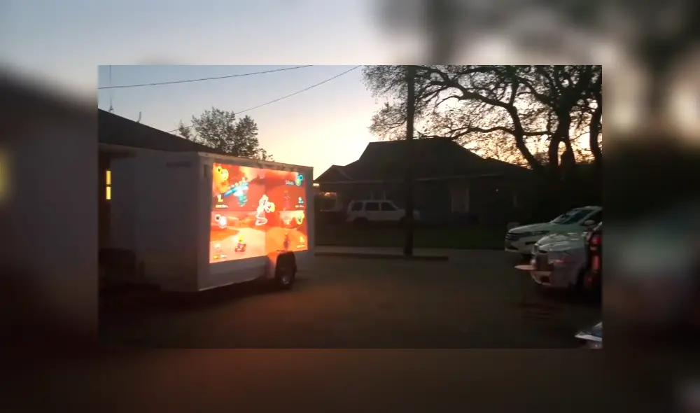 La misma proyectó el juego en el container de un tráiler.