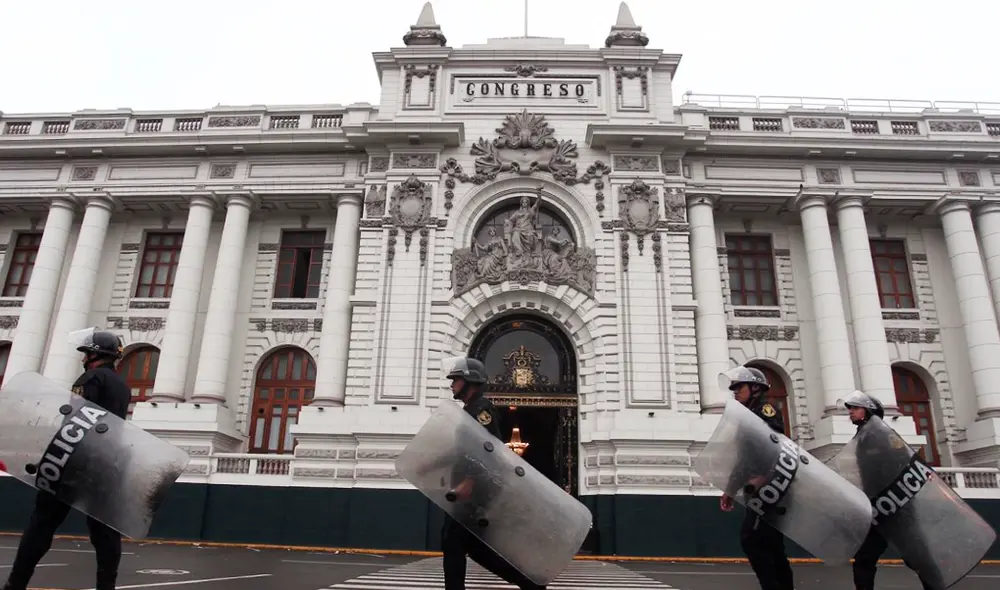 Excongresistas ingresaron al Parlamento en medio de reclamos de ciudadanos [FOTOS]