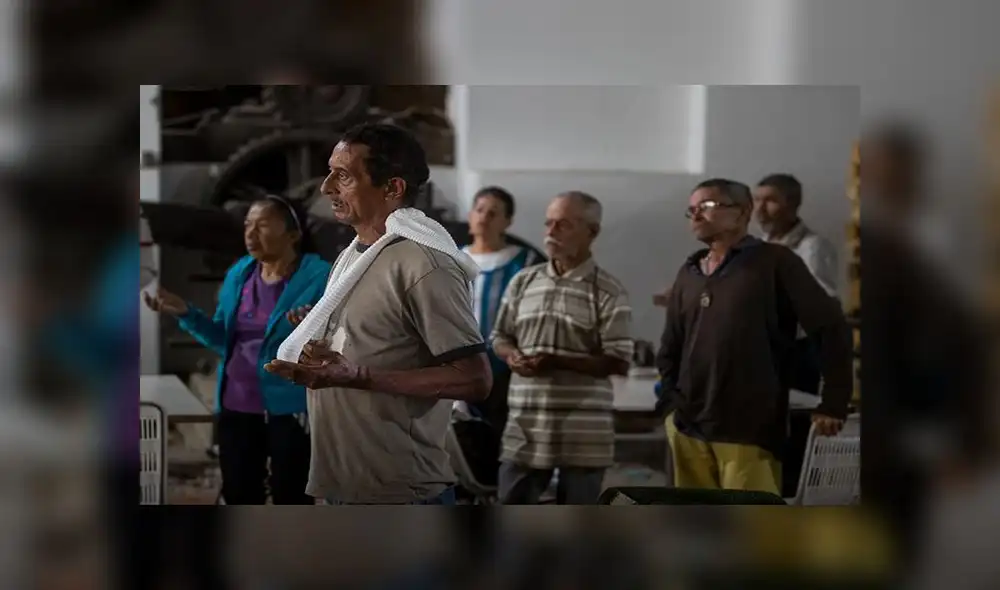 Ciudadanos rezan antes de comer el pasado 13 de febrero durante una jornada de asistencia humanitaria de Cáritas Venezuela, en Caracas. Foto: EFE Ciudadanos rezan antes de comer el pasado 13 de febrero durante una jornada de asistencia humanitaria de Cáritas Venezuela, en Caracas. Foto: EFE