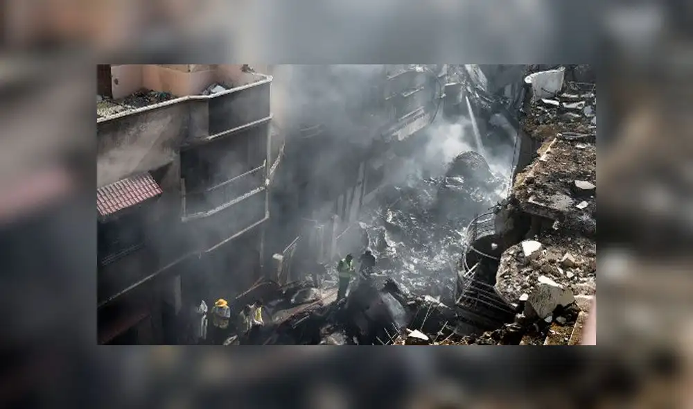 Accidente aéreo en Pakistán. Foto: AFP. Accidente aéreo en Pakistán. Foto: AFP.