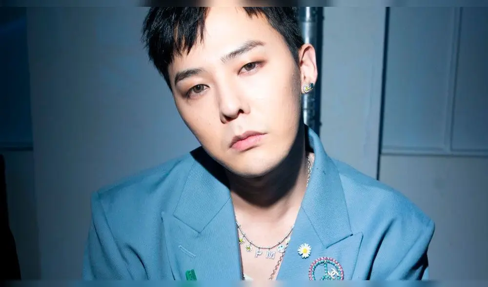 G-Dragon viajó a París para apoyar en el desfile de su hermana Kwon Dami. G-Dragon viajó a París para apoyar en el desfile de su hermana Kwon Dami.