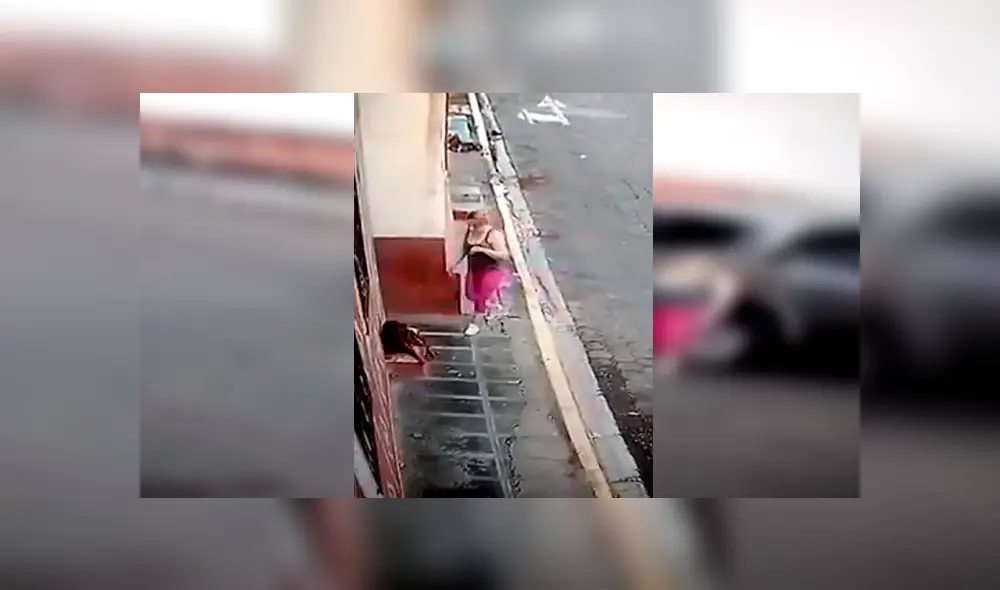 En Facebook, una señora se bajó de su auto para salvar la vida de un indefenso perro que tenía heridas en el cuerpo. En Facebook, una señora se bajó de su auto para salvar la vida de un indefenso perro que tenía heridas en el cuerpo.