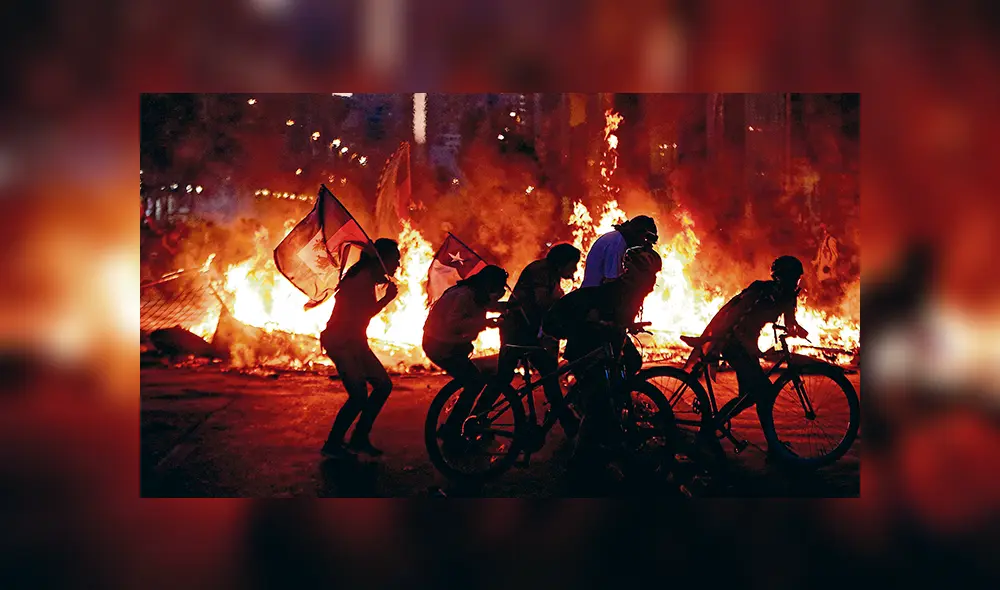 Vehemencia. Continúan los disturbios, saqueos e incendios en varias calles de la capital chilena. Los choques con la policía han dejado miles de heridos. (EFE)