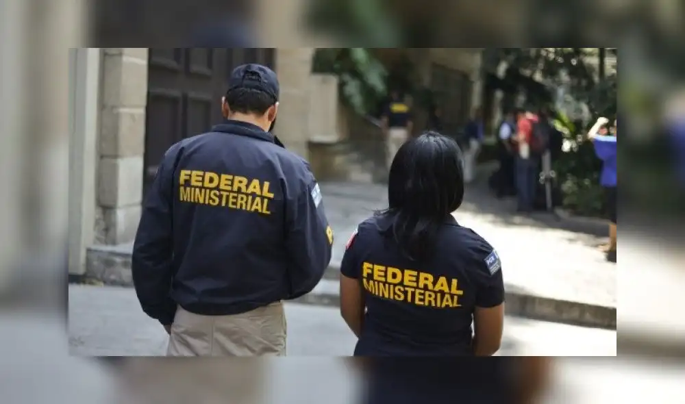 Los agentes ministeriales interrogan a los padres del menor para esclarecer la trágica muerte. (Fotos: Expansión)