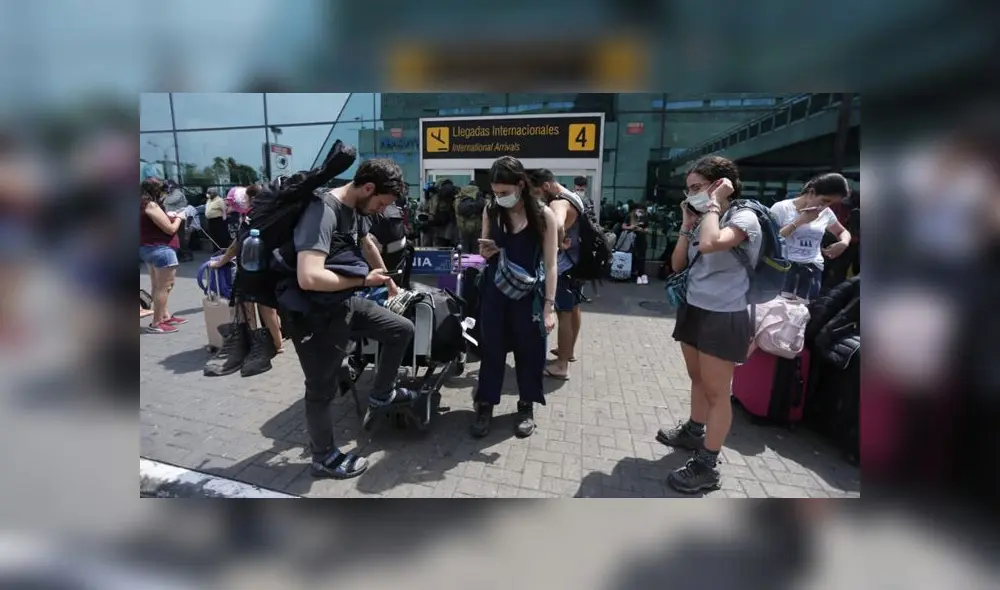 Mientras que algunos pudieron alcanzar boletos para volar antes del cierre de fronteras, otros buscan opciones para alojarse los próximos 15 días. (Foto: Antonio Melgarejo / La República) Mientras que algunos pudieron alcanzar boletos para volar antes del cierre de fronteras, otros buscan opciones para alojarse los próximos 15 días. (Foto: Antonio Melgarejo / La República)