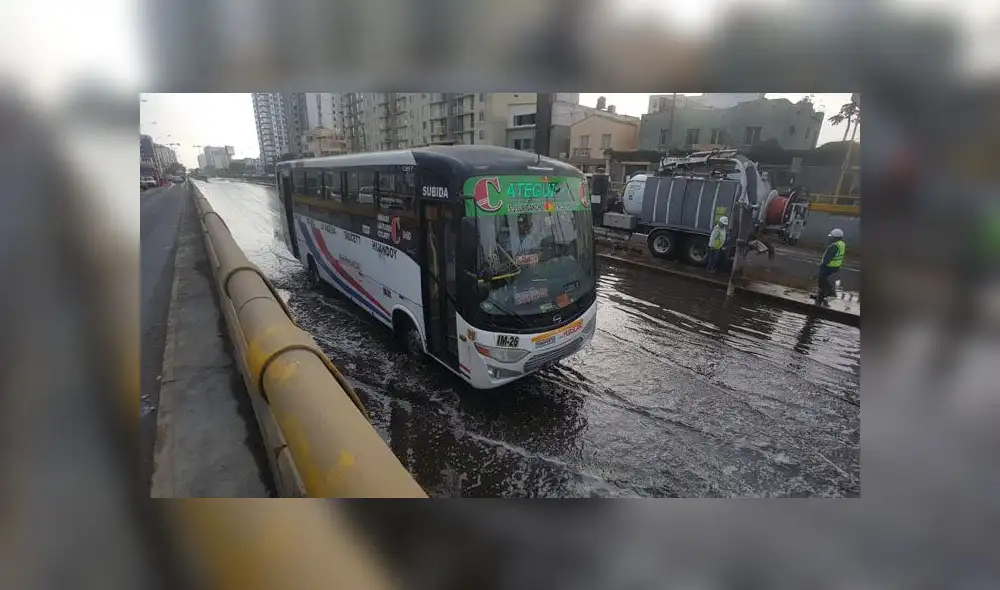 Según Sedapal, el aniego se produjo al cambiar una válvula de 8 pulgadas. (Foto: Grace Mora / La República)