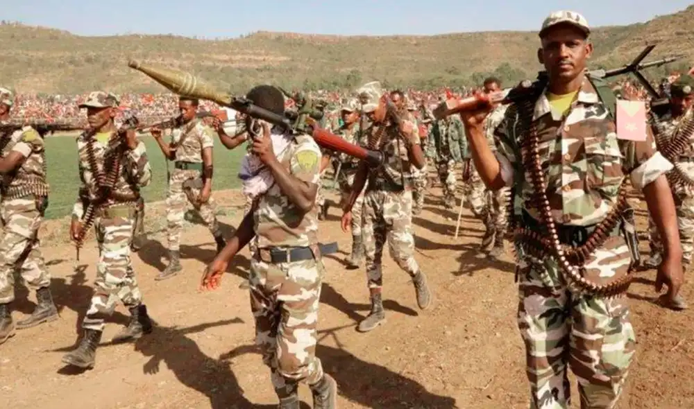 Fuerzas del Frente de Liberación del Pueblo de Tigray (TPLF) participan en una marcha militar organizada en el norte de Etiopía. Foto: HispanTV Fuerzas del Frente de Liberación del Pueblo de Tigray (TPLF) participan en una marcha militar organizada en el norte de Etiopía. Foto: HispanTV