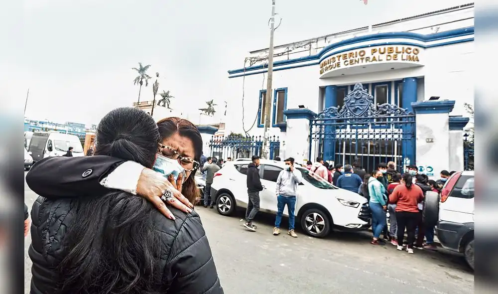 Solo esperan justicia. Decenas de familias llegaron a la Morgue Central de Lima para reconocer a sus seres queridos. Esperan que el caso no quede impune. Foto: Félix Contreras/La República Solo esperan justicia. Decenas de familias llegaron a la Morgue Central de Lima para reconocer a sus seres queridos. Esperan que el caso no quede impune. Foto: Félix Contreras/La República