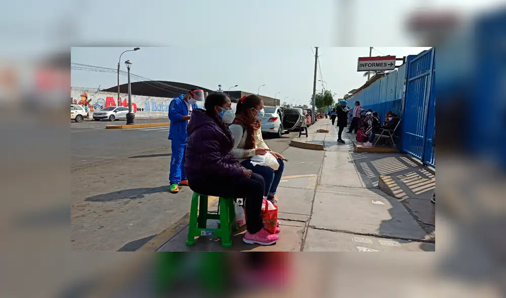 Familiares esperando camas UCI en la puerta del Hospital Sabogal. Foto: Deysi Portuguez / La República. Familiares esperando camas UCI en la puerta del Hospital Sabogal. Foto: Deysi Portuguez / La República.