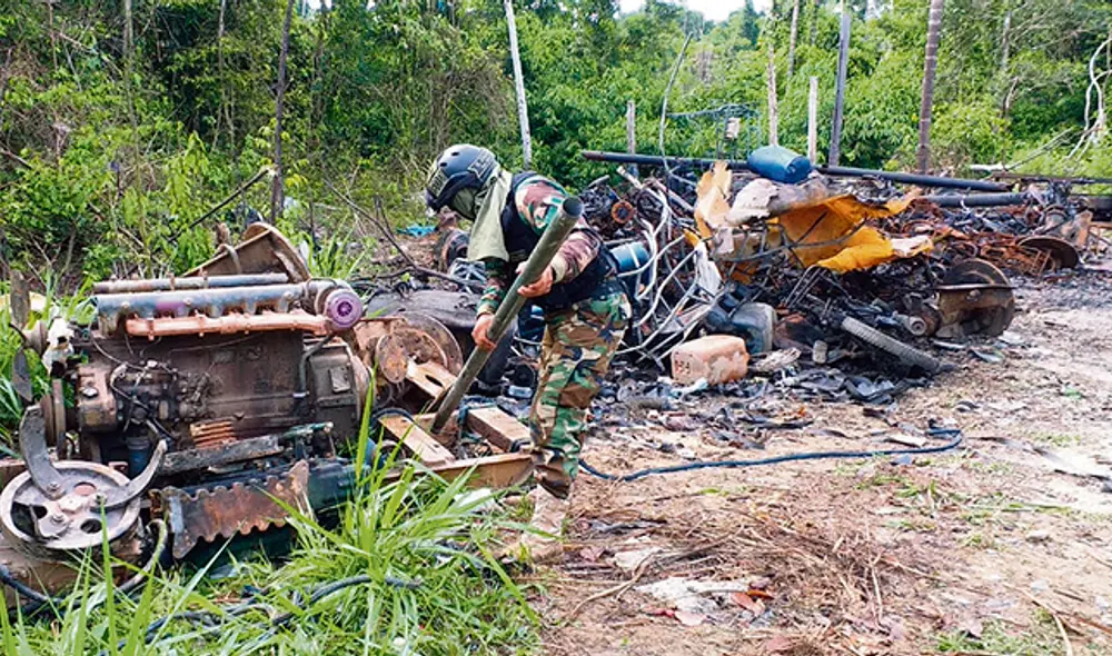 Destrucción. Diversas estructuras utilizadas por las mafias que se resisten a salir de La Pampa estaban en los kilómetros 107 y 110 de la Interoceánica.