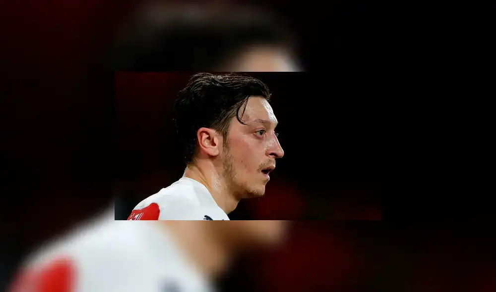 China censura a Mesut Özil por críticas contra su gobierno