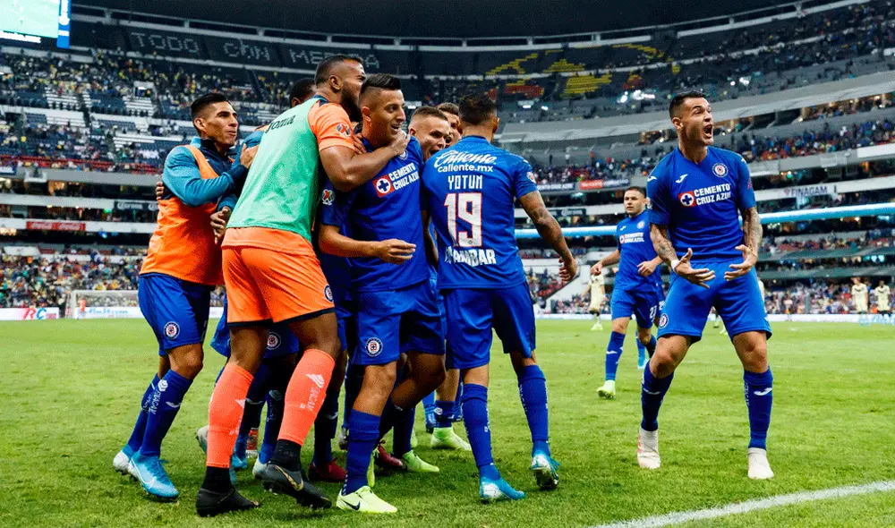 Cruz Azul humilló a América y lo venció por 5-2 en una gran edición del Clásico Joven por la Liga MX. | Foto: EFE Cruz Azul humilló a América y lo venció por 5-2 en una gran edición del Clásico Joven por la Liga MX. | Foto: EFE